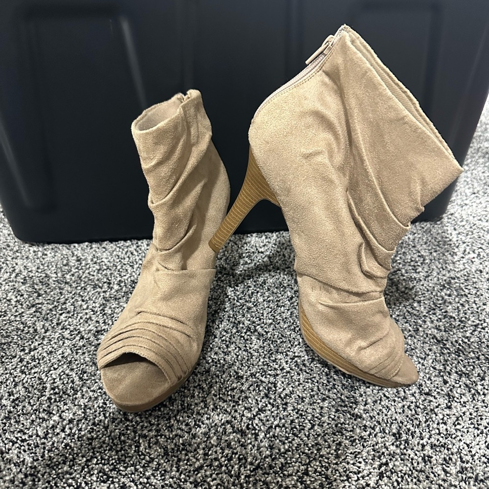 Fioni Platform Heels Womens Size 11 Beige Faux Suede Peep Toes